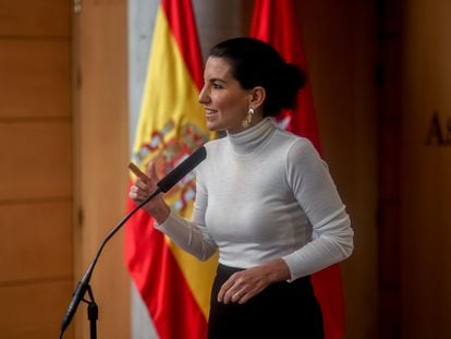 La portavoz de Vox en la Asamblea de Madrid, Rocío Monasterio, interviene en rueda de prensa en una sesión plenaria en la Asamblea de Madrid.