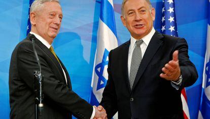El primer ministro israelí, Benjamín Netanyahu, saluda al secretario de Defensa norteamericano, James Mattis, en su oficina de Jerusalén.