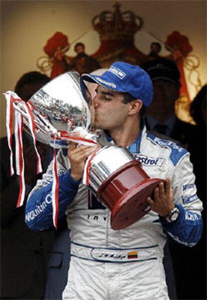 Montoya besa el trofeo de ganador del Gran Premio de Mónaco.