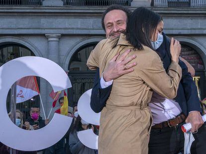 Edmundo Bal, candidato de Ciudadanos a la presidencia de la Comunidad de Madrid, abraza a la líder del partido Inés Arrimadas, en un acto de campaña.