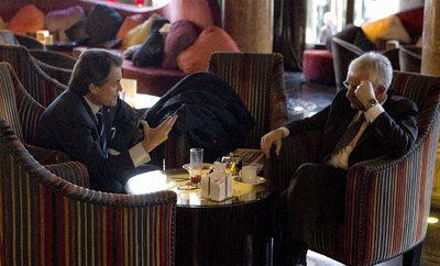El presidente electo de la Generalitat, Artur Mas, con Ferran Mascarell, el viernes en un hotel de Barcelona.