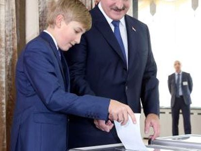 El presidente Lukashenko vota acompañado de su hijo menor, Nikolai, el domingo en Minsk.