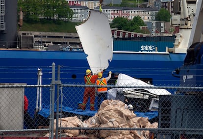 Dos operarios descargan fragmentos del 'Titan', este miércoles en el puerto de San Juan de Terranova (Canadá).