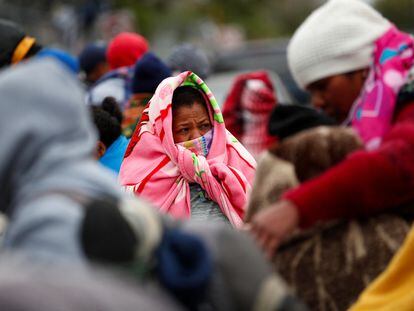 Una mujer se resguarda de las bajas temperaturas en la ciudad de Matamoros, en el Estado de Tamaulipas.