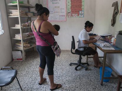 Una mujer espera a ser atendida en el Centro de Salud de Mazatenango, Suchitepequez. El Ministerio de Salud de Guatemala busca prevenir el virus zika, transmitido a los humanos por mosquitos. El zika produce afecciones leves, sin embargo, se considera que está relacionado con otros problemas de salud, como malformaciones congénitas.