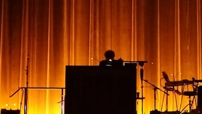 La silueta de Bob Dylan al piano durante su concierto en el Palladium de Londres el pasado 20 de octubre.