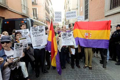 Concentración hoy en Madrid para protestar por el 'Diccionario Biográfico'.