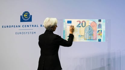 La presidenta del BCE, Christine Lagarde, firmando el billete de 20 euros