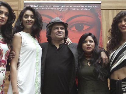 El director Pan Nalin, con cuatro de las siete actrices de &#039;7 diosas&#039;.