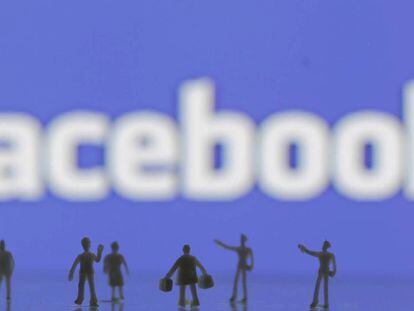 Figuras creadas con una impresora 3D ante el logo de Facebook.