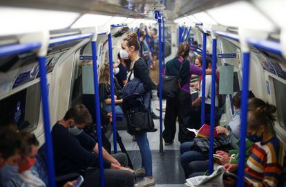 Varias personas en el metro de Londres, el pasado domingo.