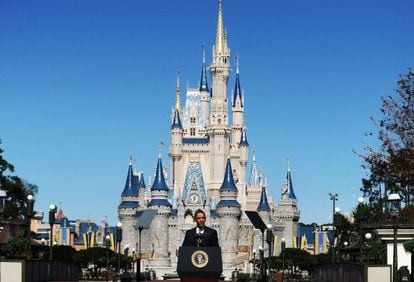 Obama presenta sus medidas para impulsar el turismo internacional desde el complejo tur&iacute;stico m&aacute;s visitado del mundo, Disney World, en Florida.