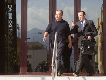 El exalcalde del municipio malague&ntilde;o de Ronda, Antonio Mar&iacute;n Lara, junto a su abogado en la salida de los juzgados.