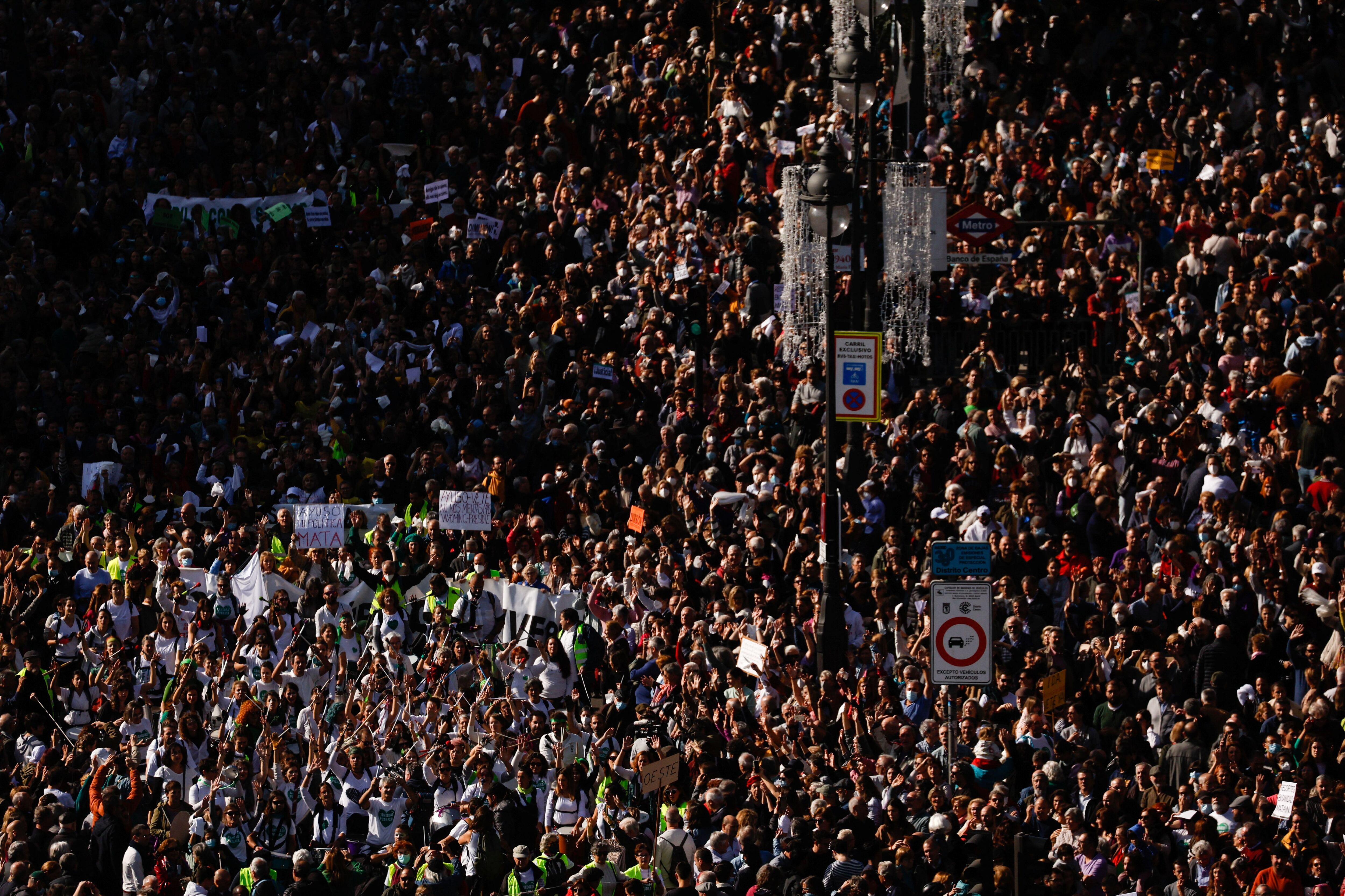 Miles de ciudadanos protestan a favor de la sanidad pública por el centro de Madrid. 