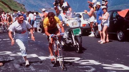 Pedro Delgado, al ataque en el Tour de Francia de 1988. El líder marcando distancias.