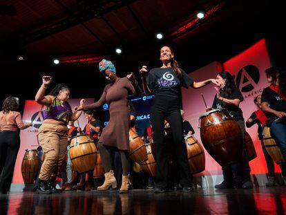 Integrantes de la comparsa transfeminista y antirracista uruguaya La Melaza bailan candombe durante el evento de conmemoración del Día Internacional de la Cultura Africana en Casa de América, Madrid.