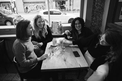 De izquierda a derecha, Carla Simón, Pilar Palomero, Arantxa Echevarría y Clara Roquet, en el bar de la Sala Beckett de Barcelona.