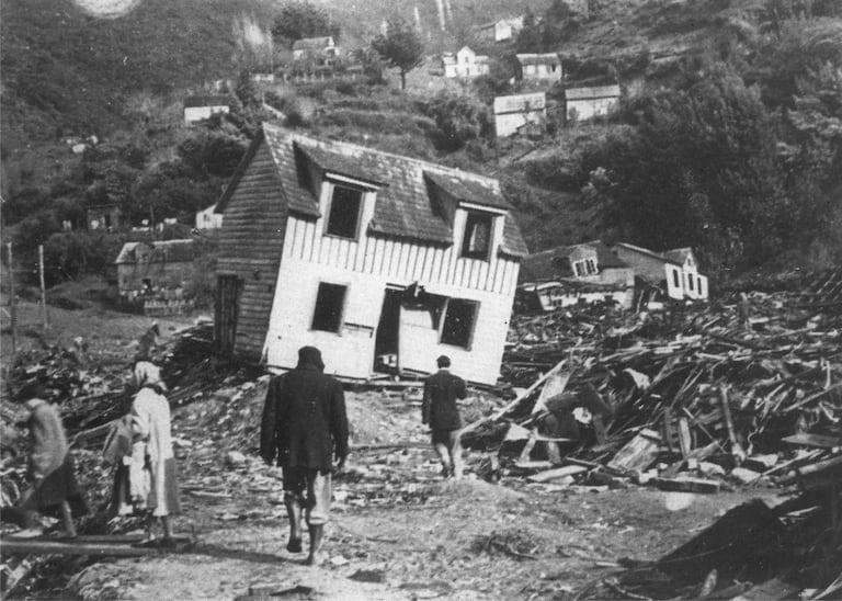 En el puerto de Corral, cercano a Valdivia, una ola de 12 metros causó estragos tras el terremoto de 1960. Muchos vecinos se acercaron a observar el fondo de la bahía, que quedó descubierto unos minutos tras recogerse el mar y fueron alcanzados por la posterior ola.