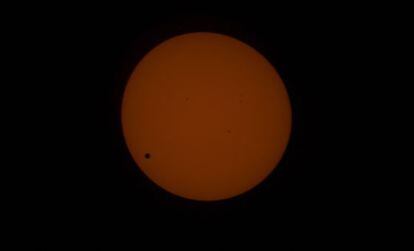 Desde la Tierra, las sombrillas se verían contra el Sol aún más pequeñas que Venus (en la imagen) durante su tránsito ante el astro.