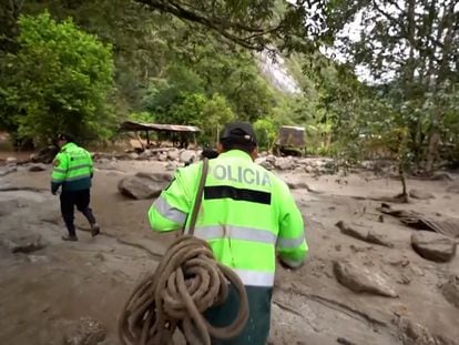 Elementos de rescate trabajan para atender deslave en Machu Picchu, Perú, el 26 de febrero 2024.