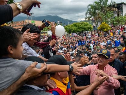 Fotografía cedida este viernes por la Presidencia de Colombia que muestra al mandatario Gustavo Petro mientras saluda a los habitantes del municipio de El Tarra, Norte de Santander.