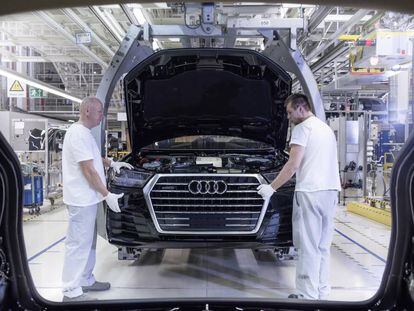 Empleados de Audi ensamblando un Audi Q7 en la planta de Brastislava