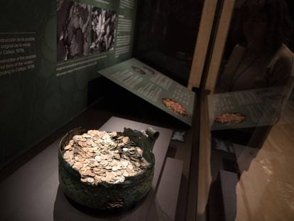 Caldero restaurado con más de 8.000 monedas romanas que se expone en el Museo Arqueológico Nacional.