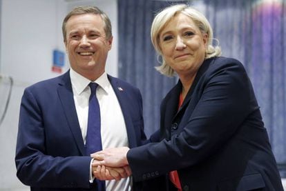 Marine Le Pen y Nicolas Dupont-Aignan al anunciar este sábado su alianza