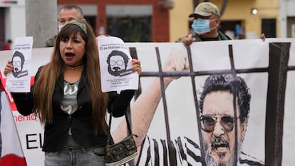 Gente celebrando el sábado la muerte de Abimael Guzmán, en la puerta de la prisión, en Lima.