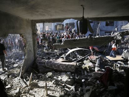 Varias personas rescatan a los heridos entre los escombros de un edificio tras un bombardeo israelí en Deir Al-Balah, en la franja Gaza.