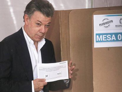 El presidente de Colombia, Juan Manuel Santos, vota en el refer&eacute;ndum.