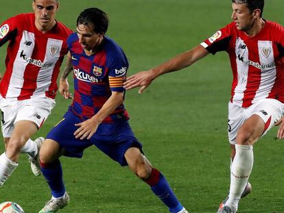 El delantero del FC Barcelona Leo Messi, entre Mikel Vesga y Dani García, ambos del Athletic de Bilbao, ayer.