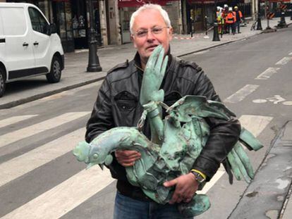 El arquitecto Philippe Villeneuve, responsable de la restauración de Notre Dame, sostiene la escultura de un gallo que coronaba la aguja de la catedral, el pasado 17 de abril.