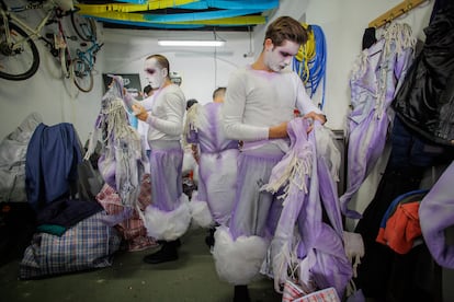 Al ‘Bizcocho’ le gusta que su chirigota tenga “un punto realista de lejos, surrealista de cerca”. El tipo o disfraz es un claro ejemplo de ello. En la distancia son fantasmas, de cerca juegan con elementos cotidianos como macetas, topes de puerta o espiches para colgar cuadros para crear su disfraz. Este año, uno de los componentes —en primer término en la imagen— es el presentador y periodista de La Sexta, José Yélamo. 