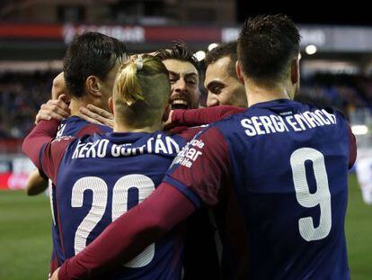 Els jugadors de l'Eibar celebren un gol contra l'Espanyol.