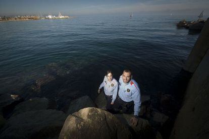 Juanra y Laura en el lugar donde rescataron al pescador