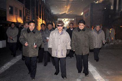 Kim Jong-il (centro) visita una fábrica en Kimchaek, al noreste de Pyongyang, en una foto sin fechar distribuida por la agencia oficial KCNA.