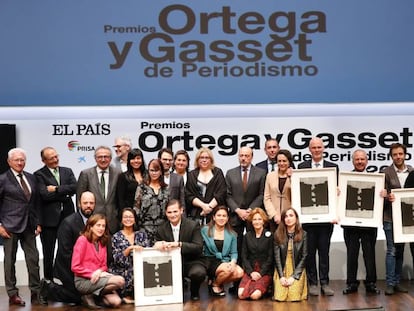 Foto de familia de los galardonados, los miembros del jurado, directivos del Grupo PRISA y miembros del Gobierno en funciones en los Premios Ortega y Gasset.