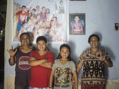 Los bailarines sordos Nyoman (izquierda) y Pindu (derecha), con dos de sus tres hijas, Sumarni, de 16 años y Nadi, de 11, en Benjkala, un pueblo al norte de Bali, donde de sus poco más de 2.000 vecinos, 46 padecen sordera de nacimiento, en abril de 2016.