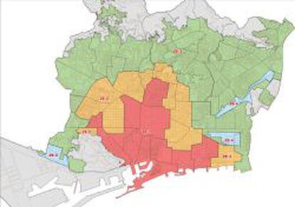 Mapa de Barcelona con las cuatro zonas propuestas en el Peaut. En color rojo, la zona 1 donde no se pueden abrir nuevos establecimientos. En amarillo, zona 2, solo se permiten aperturas si hay algún cierre. En verde y azul, zonas 3 y 4, contemplan un crecimiento limitado.
