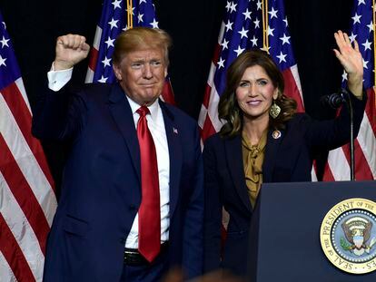 Donald Trump, con la gobernadora de Dakota del Sur, Kristi Noem, en una imagen de 2018.