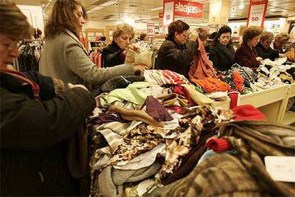 Los españoles siguen reservando gran parte de sus compras a las épocas de rebajas.