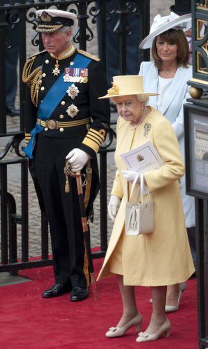 Isabel II de amarillo en la boda de Guillermo y Catalina.