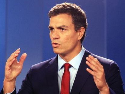 El secretari general del PSOE, Pedro Sánchez, parla amb els mitjans a Colòmbia.