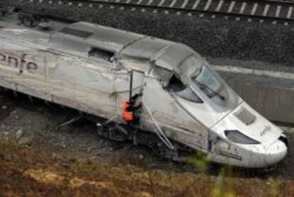 Inspectores revisan el tren siniestrado