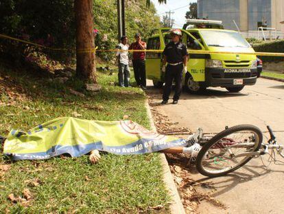 El cuerpo sin vida del abogado guatemalteco Rodrigo Rosenberg, en 2009, poco despu&eacute;s de ser asesinado por sicarios durante un paseo en bicicleta.