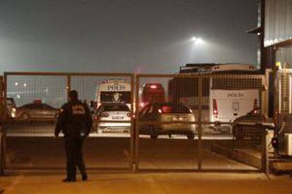 Unos policías turcos, en el lugar donde ha aterrizado un avión turco que un pasajero ha intentado secuestrar, en el aeropuerto de Sabiha Gokcen en Estambul, Turquía, hoy, viernes 7 de febrero de 2014.