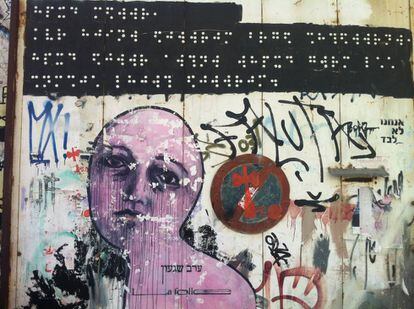 La autora de este grafiti es la artista Vered Dror. La obra está realizada con los puntos de relieve del sistema braille y está inspirada en el libro ‘Ensayo sobre la ceguera’ de José Saramago.