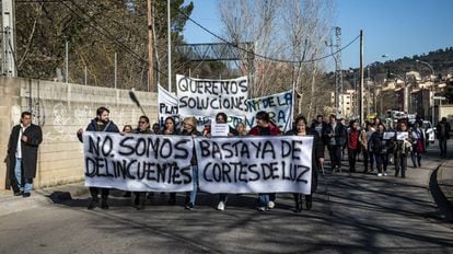 Protesta de vecinos contra los cortes de luz en Girona, en enero.