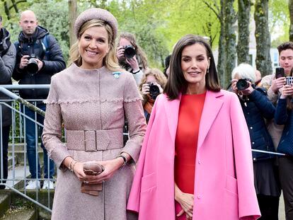 Máxima de Holanda y la Reina Letizia en el LAB6 cultural center de Ámsterdam.